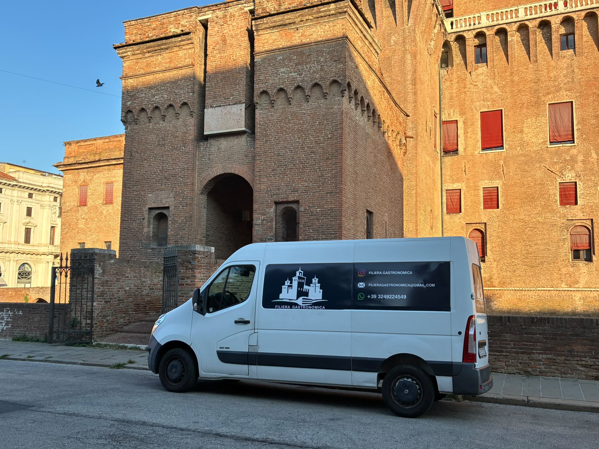Furgone di Filiera Gastronomica davanti a un castello storico